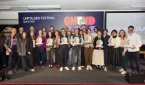 Feierlich wurde Ende April in der Papierfabrik am Tegernsee der Gmund Award 2026 verliehen. Vor rund 400 Gästen durften die Sieger auf der Bühne ihren Award von Inhaber Florian Kohler entgegennehmen.