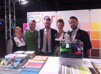Stefanie Schachtner, Benedikt Strim, beide Gmund Papier mit Revolverheld, Sänger Johannes Strate (Mitte), Stephanie Strassburger, Gmund Papier, und Kristoffer Hünecke, Gitarrist der Band, © Gmund Papier.