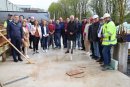 An der Grundsteinlegung am Vormittag des 26. April nahmen der Vorstand der Soennecken sowie ausgewählte Mitarbeitende teil. 