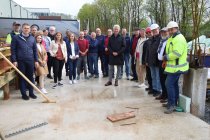 An der Grundsteinlegung am Vormittag des 26. April nahmen der Vorstand der Soennecken sowie ausgewählte Mitarbeitende teil. 