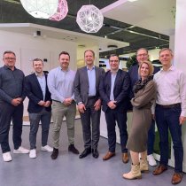Florian Wiesemann (Signify), Christian Szepan (Hama), Sebastian Schulze (Signify), Gerwin van der Horst (Signify), Michael List (Hama), Martin Senzel (Hama), Tamara Roßkopf (Hama) und Jan-Eike Beckmann (Signify) in Eindhoven (v.l.)