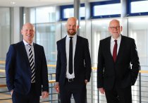 Sven Schneller, Vorsitzende der Geschäftsführung (links), Dr. Guido Spachtholz (Mitte) löst bei Herma am 1. März 2021 Dr. Thomas Baumgärtner (rechts) als Geschäftsführer und Leiter des Geschäftsbereichs Haftmaterial ab. 
