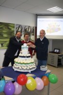 Lyreco Geschäftsführer Marc Gebauer, Warehouse Manager Sebastian Hahn und Logistics Director Steffen Hochhaus schneiden die Jubiläumstorte an.
