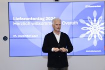 Dr. Benedikt Erdmann, Vorstandsvorsitzender der Soennecken eG, gab beim Lieferantentag 2024 in Overath wieder wie gewohnt Ein- und Ausblick auf die wirtschaftliche Entwicklung der Genossenschaft.
