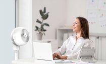 Dank des IDEAL FAN 1 gelingt es, eine erfrischende Brise ins Büro oder den Wohnbereich zu holen und damit das Wohlbefinden sowie die Produktivität zu steigern. 