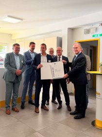 Lars Hagemann (IHK Nürnberg), Thorsten Weich (Unternehmerfabrik Landkreis Roth), Ben Schwarz (Landrat), Richard Erdmann (Altbürgermeister Stadt Roth), Karl Krug (Geschäftsführer Iden Nürnberg), Hans Jörg Iden (CEO Iden Gruppe) und Karl Scheuerlein (Untern