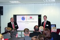 Die Schröder Systeme GmbH tritt als Sport-Sponsor in der Region auf – wie hier auf einem Sponsorentreffen (Alexander Schröder und Eik Waldmann, v.l.)