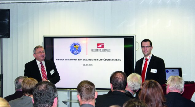 Die Schröder Systeme GmbH tritt als Sport-Sponsor in der Region auf – wie hier auf einem Sponsorentreffen (Alexander Schröder und Eik Waldmann, v.l.)