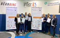 Paperworld 2019: Feierliche Zertifikatsübergabe auf dem Handelsareal in Halle 3.0 (Lehrgangsleiterin Martina Kobabe, ganz rechts).