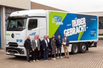 Mit dem ersten vollelektrischen eActros 600 treibt Berberich Papier die Dekarbonisierung seiner Logistik konsequent voran. Der neue E-Lkw ist seit Mitte April 2026 im operativen Einsatz und soll Energieverbrauch sowie CO₂-Emissionen im Lieferverkehr deutl