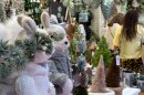Die Weihnachtsdeko 2025 orientiert sich an einem wohlig-gemütlichen Stil mit Vintage-Charme, Retro-Motiven, metallischen Oberflächen und handwerklicher Ästhetik. 