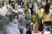 Die Weihnachtsdeko 2025 orientiert sich an einem wohlig-gemütlichen Stil mit Vintage-Charme, Retro-Motiven, metallischen Oberflächen und handwerklicher Ästhetik. 