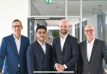 Die weiteren Mitglieder der Geschäftsleitung: Geschäftsführer Dr. Guido Spachtholz (2. v. r.), Finanzchef Oguzhan Celil (2. v. l.), der zum 1. August 2025 zum Geschäftsführer berufen wurde, und Martin Kühl (l.), Leiter des Geschäftsbereichs Etikettiermasc