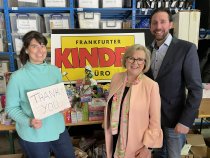 Madeleine Michaelis vom Kinderbüro Frankfurt (links) nimmt die Sachspenden der Creativeworld-Aussteller von Messeleiterin Eva Olbrich und ihrem Kollegen Christopher Huth (2.und 3. von rechts) entgegen. 