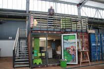 Streit ist im Schwenninger Gründer- und Kreativzentrum "Die Halle" mit bis zu vier Mitarbeitern in einem Doppelcontainer vertreten und verfolgt damit sein Netzwerk-Konzept.