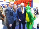 (v.l.): Thorsten Paedelt, Geschäftsführer Vertrieb und Marketing duo schreib & spiel; Rockmusiker Peter Maffay; Ernst Kick, Vorstandsvorsitzender der Spielwarenmesse eG; Tabaluga