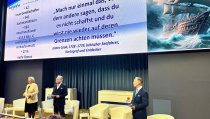 Gabriele Lubasch, Hans Joerg Iden (beide Geschäftsführer duo schreib & spiel) und Thorsten Paedelt (Geschäftsführer duo schreib & spiel) konnten im neuen Auditorium im Hotel Estrel Berlin wieder weit über 1000 Teilnehmer begrüßen (v.l.)