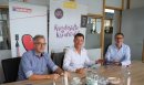 Vertragsunterzeichnung, von li.: Ewoud Bosch (Vice President International Sales); Michael Vermes (Geschäftsführer Vermes B.V.), Thorsten Streppelhoff (Vertriebsvorstand edding AG)