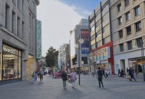 Die anhaltende Inflation ist auch ein wesentlicher Grund für die Zurückhaltung der Verbraucher.