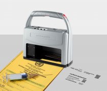 Die Daten werden mit dem Inkjet-Drucker Reiner jetStamp 1025 per Direktdruck auf den Laufzettel des Impflings oder in den Impfpass weiterverarbeitet. 