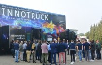 Eröffnung des InnoTrucks – zahlreiche Besucher waren schon früh unterwegs, um die Roadshow bewundern zu können.