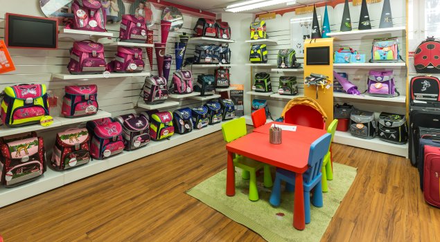 Bei Schulranzen.com können sich die Kleinen in der Kinderspielecke vergnügen, während sich die Eltern in Ruhe beraten lassen.