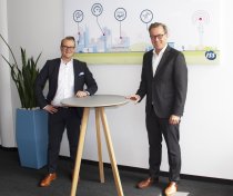 Kinnarps Geschäftsführer Klaus Schalk (l.) und ISS Deutschland Commercial Director Tom Dreiner (r.)