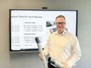 KMP Gesamtvertriebsleiter Carsten Rettig präsentiert Tonerkartuschen von Intercopy.