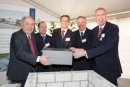 V.l.n.r.: Matthias Machnig, Wirtschaftsminister Thüringen, Uwe Ratajczak, Geschäftsführer von KNV und KNO VA, Frank Thurmann, geschäftsführender Gesellschafter von KNV und KNO VA, Andreas Bausewein, Oberbürgermeister der Stadt Erfurt, Oliver Voerster