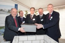 V.l.n.r.: Matthias Machnig, Wirtschaftsminister Thüringen, Uwe Ratajczak, Geschäftsführer von KNV und KNO VA, Frank Thurmann, geschäftsführender Gesellschafter von KNV und KNO VA, Andreas Bausewein, Oberbürgermeister der Stadt Erfurt, Oliver Voerster