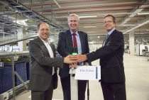 Geschäftsführer Uwe Ratajczak, Oliver Voerster und Frank Thurmann (von links) drücken symbolisch auf den Startknopf.