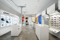 Im Februar 2016 eröffnete Lamy seinen ersten deutschen Flagship-Store am Unternehmensstandort Heidelberg. Mittlerweile betreibt die Marke damit mehr als 160 eigene Stores weltweit, weitere sind in Planung.