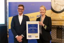 Marabu CEO York Boeder und Thekla Walker (Ministerin für Umwelt, Klima und Energiewirtschaft Baden-Württemberg) beschließen Marabus Beitritt zum Klimabündnis Baden-Württemberg.