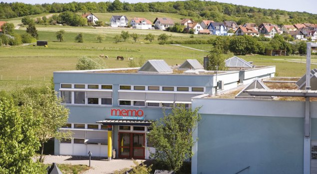 Der Sitz der „memo AG“ in der Nähe von Würzburg: Auch beim Bau der Gebäude wurde auf Umweltverträglichkeit geachtet.