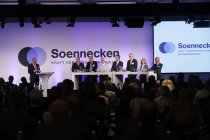 Offene Diskussion in einer internen Veranstaltung zur beabsichtigten Satzungsänderung. 