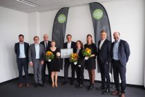 Übergabe des Nachhaltigkeitspreises durch Lyreco bei der Daimler AG.