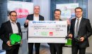 Novus Dahle übergibt einen Spendenscheck (v.l.): Dominique Fanta, Sales Director Global Accounts & Europe; Harald Frank, Umweltorganisation „One Earth – One Ocean“; Novus Dahle Geschäftsführer Frank Indenkämpen und Christian Gnaß, CEO der Emco-Group.
