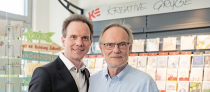 Benjamin und Reinhard Nowozin (v. l.) präsentieren zum 90. Jubiläum frische Impulse für den Handel – mit originellen Konzepten und kreativen Produktideen.