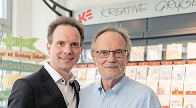 Benjamin und Reinhard Nowozin (v. l.) präsentieren zum 90. Jubiläum frische Impulse für den Handel – mit originellen Konzepten und kreativen Produktideen.