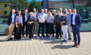 Die Mitglieder der Ontop-Gruppe mit Soennecken-Vorstand Georg Mersmann (r.) und Kai-Uwe Heuer (l.), kaufmännischer Leiter der Soennecken eG, bei der Arbeitstagung bei Bürocenter Reich in Schrobenhausen.