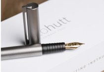 Ein klassischer Füllhalter von ottohutt – das Sortiment bleibt noch bis mindestens März 2026 im Handel erhältlich.