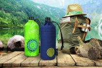 Bei Emil wird eine Trinkflasche aus Glas durch ein patentiertes System aus Thermobecher und Flaschenbeutel wirkungsvoll vor Bruch geschützt.   