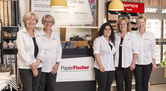 Fachkompetenz und freundlicher Service steht beim Mitarbeiterteam von Papier Fischer Ettlingen an oberster Stelle.