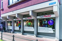 Aufmerksamkeitsstarke Werbebanner machen auf das erweiterte Angebot bei Papier Fischer in Ettlingen aufmerksam.