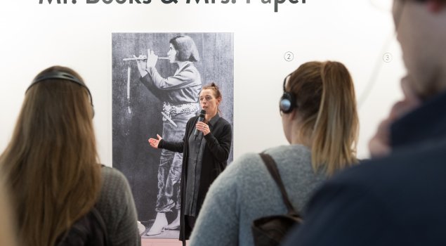 Kuratorin Angelika Niestrath führt die Besucher durch die Sonderschau in Halle 3.1 C80.