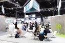 Das „Paperworld Office Village“ 2020: Ein einheitlich gestaltetes Areal mit Präsentationsflächen und Networking-Bereichen – für 2022 ist eine ähnliche Gestaltung geplant. Foto: Messe Frankfurt
