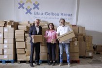 Vom Erfolg der Aktion konnten sich am Tag der Übergabe die Vorsitzende des Gelb-Blauen Kreuzes Linda Mai gemeinsam mit dem PBS Geschäftsführer Volker Jungeblut (links)  und dem Geschäftsführer von yellow design Prof. Günter Horntrich persönlich ein Bild m