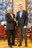Pelikan hat den Besitzer gewechselt: Loo Hooi Keat (Malaysischer Multiunternehmer) und Eric Joan, CEO von Hamelin, besigeln die Deal.