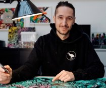 Der Graffiti- und Street-Art-Künstler Sebastian „kL52“ Lohmaier zeigt, wie sich mit dem Marker Lieblingsstücke wie Skate- oder Snowboards, Sneakers etc. personalisieren lassen.