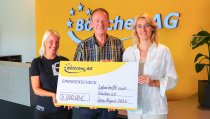 Claudia Koppe (li.; Leben heißt auch Sterben e.V.), Gerhard Ziermann (mi.) und Isabel Bregulla (re.; beide Gute Seelen) nehmen die Spende entgegen.